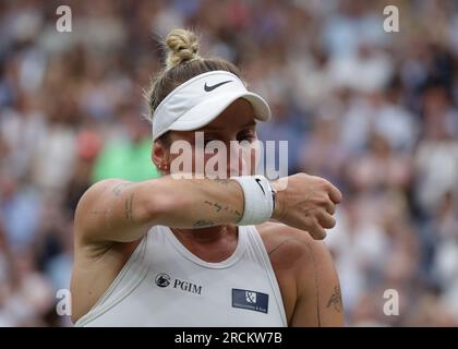 15 juillet 2023 ; All England Lawn tennis and Croquet Club, Londres, Angleterre : tournoi de tennis de Wimbledon ; Marketa Vondrousova (CZE) Banque D'Images