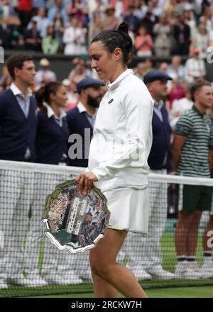 15 juillet 2023 ; All England Lawn tennis and Croquet Club, Londres, Angleterre : tournoi de tennis de Wimbledon ; ONS Jabeur (TUN) revient à sa chaise avec la plaque des finalistes Banque D'Images