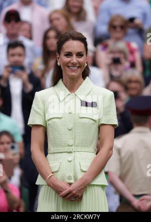 15 juillet 2023 ; All England Lawn tennis and Croquet Club, Londres, Angleterre : tournoi de tennis de Wimbledon ; Princesse de Galles souriant à la foule sur le court central Banque D'Images