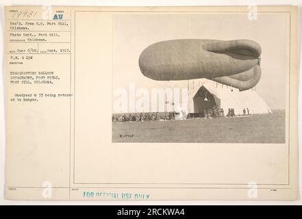 Un ballon Goodyear M 33 est retourné dans le hangar du Headquarters Balloon Detachment, Post Field, fort Sill, Oklahoma en septembre 1917. Cette photographie a été prise par le SECD le 6 juin 1918 et reçue de C.0. Fort Sill, Oklahoma pour usage officiel seulement. Banque D'Images