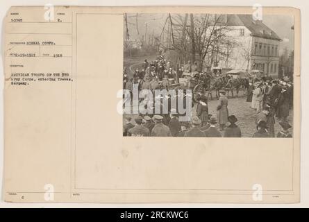 Les troupes américaines du 3e corps d'armée entrent à Treves, en Allemagne. Cette photographie, prise en 1918, montre les soldats marchant dans la ville. Il fait partie de la collection de photographies des activités militaires américaines pendant la première Guerre mondiale. (Crédit photo : signal corps, Sumber 50395, prise en 1918, E.1880D) Banque D'Images