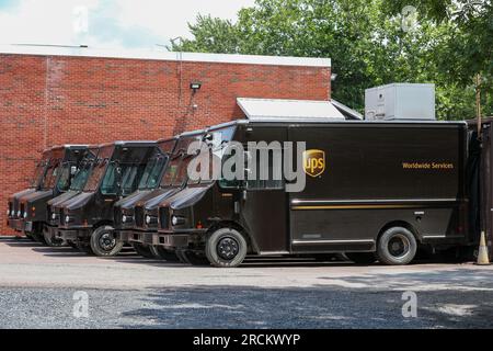 Northumberland, États-Unis. 15 juillet 2023. Les véhicules de livraison de United Parcel Service (UPS) sont garés au centre d'assistance clientèle UPS près de Northumberland, Pennsylvanie, le 15 juillet 2023. (Photo de Paul Weaver/Sipa USA) crédit : SIPA USA/Alamy Live News Banque D'Images