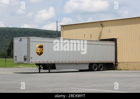 Northumberland, États-Unis. 15 juillet 2023. Une remorque UPS est garée à un quai de chargement près de Northumberland, en Pennsylvanie, le 15 juillet 2023. (Photo de Paul Weaver/Sipa USA) crédit : SIPA USA/Alamy Live News Banque D'Images