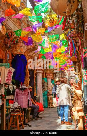 Exposition colorée d'art local dans une galerie du marché artisanal appelé le Mercado de Artesanías dans le quartier historique de San Miguel de Allende, GTO, Mexique. Banque D'Images