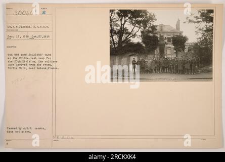 La photographie S représente des soldats de la 27e division arrivant au camp de repos de Corbie près d'Amiens, en France, pendant la première Guerre mondiale L'image a été prise le 13 décembre 1918 par le lieutenant E.N. Jackson des États-Unis Signal corps, et il montre des soldats se rassemblant au New York Soldiers Club dans le camp de repos. La photographie a été approuvée par le censeur de l'A.E.P. mais la date exacte de censure n'est pas disponible. Banque D'Images