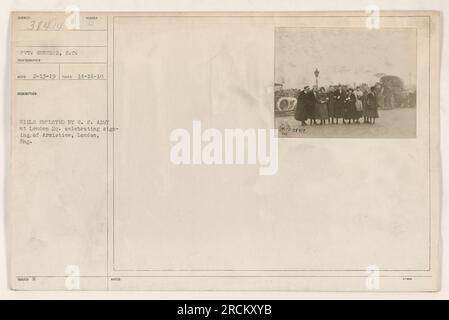 Le soldat Gunshor, S.C., un photographe, a pris cette photographie le 18 novembre 1918, à Londres, en Angleterre. Il montre un groupe de filles qui étaient employées par les États-Unis Armée au quartier général de Londres célébrant la signature de l'armistice. Cette image fait partie de la 384e série. Banque D'Images