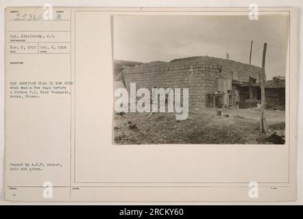 Les soldats américains hissent le drapeau américain au-dessus de ce qui était autrefois un poste de commandement allemand à Vauquois, Meuse, France. La photographie a été prise par le sergent Eikelberry le 6 octobre 1918 et a été transmise par le censeur de l'A.E.F. (Source : photographies des activités militaires américaines pendant la première Guerre mondiale) Banque D'Images