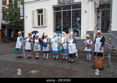 Kaiserslautern, Allemagne. 15 juillet 2023. Groupe d'artistes de Blaumeier-atelier interprétant le numéro 'Die Zimmermädchen'. Trois jours de spectacles de rue théâtraux et de musique offerts par 200 artistes internationaux dans le centre-ville de Kaiserslautern - jour 2. Crédit : Gustav Zygmund/Alamy News Banque D'Images