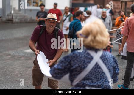 Kaiserslautern, Allemagne. 15 juillet 2023. Le public est ravi de participer au spectacle de rue « Die Zimmermädchen » de Blaumeier. Trois jours de spectacles de rue théâtraux et de musique offerts par 200 artistes internationaux dans le centre-ville de Kaiserslautern - jour 2. Crédit : Gustav Zygmund/Alamy News Banque D'Images