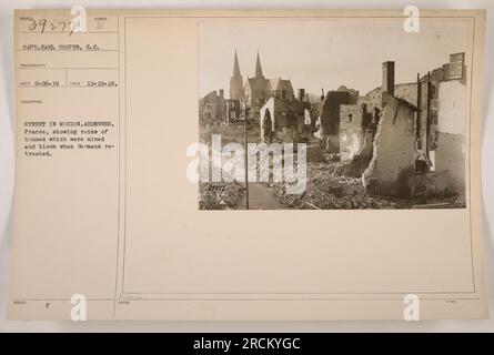 Le capitaine Farl Cooper, S.C., photographe pour l'armée américaine, a capturé cette image. Prise le 18 novembre 1918 à Mouzon, Ardennes, France, Il montre les ruines de maisons qui ont été minées et explosées pendant la retraite allemande. Numéro de publication : 39272. (Source : photographies des activités militaires américaines pendant la première Guerre mondiale) Banque D'Images