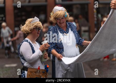 Kaiserslautern, Allemagne. 15 juillet 2023. Artistes de Blaumeier-atelier lors de la performance de rue 'Die Zimmermädchen'. Trois jours de spectacles de rue théâtraux et de musique offerts par 200 artistes internationaux dans le centre-ville de Kaiserslautern - jour 2. Crédit : Gustav Zygmund/Alamy News Banque D'Images