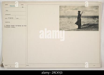 Une garde allemande tient la garde sur la côte flamande pendant la première Guerre mondiale. La photo a été prise le 12 mai 1919 par un photographe identifié comme « Rouge ». Le garde est vu dans une tour de guet, observant diligemment la zone. Banque D'Images