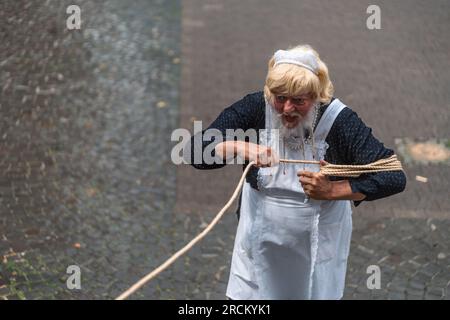 Kaiserslautern, Allemagne. 15 juillet 2023. Artiste de Blaumeier-atelier lors de la performance de rue 'Die Zimmermädchen'. Trois jours de spectacles de rue théâtraux et de musique offerts par 200 artistes internationaux dans le centre-ville de Kaiserslautern - jour 2. Crédit : Gustav Zygmund/Alamy News Banque D'Images