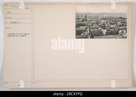 Panorama de la ville de Charleville, France. Cette photographie, prise par LE SUJET 0-2, capture une vue de la ville de Charleville pendant la première Guerre mondiale. L'image offre une perspective large des rues, des bâtiments et du paysage de la ville. Il fournit une documentation historique précieuse sur les activités militaires qui ont eu lieu dans la région. L'image panoramique a été émise sous la désignation BU. Banque D'Images