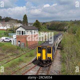 Classe 150 DMU train150270 passant par le signal du support mécanique du quadrant inférieur et le boîtier de signalisation à Tondu, pays de Galles du sud, Royaume-Uni Banque D'Images