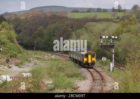 Classe 150 DMU train150270 passant le signal du support mécanique du quadrant inférieur à Tondu, au sud du pays de Galles Banque D'Images