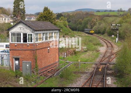 Classe 150 DMU train150270 passant par le signal du support mécanique du quadrant inférieur et le boîtier de signalisation à Tondu, pays de Galles du sud, Royaume-Uni Banque D'Images