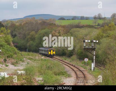 Classe 150 DMU train150270 passant le signal du support mécanique du quadrant inférieur à Tondu, au sud du pays de Galles Banque D'Images