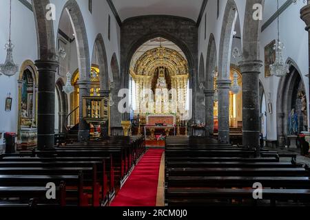 Vue intérieure du 16e siècle Igreja de São Miguel Arcanjo et autel dans le village historique de Vila Franca do Campo sur l'île de Sao Miguel, Açores, Portugal. Le village a été créé au milieu du 15e siècle par Gonçalo Vaz Botelho. Banque D'Images