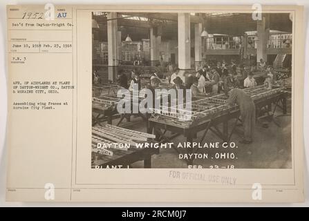 Légende : « l'image montre des ouvriers qui assemblent des cadres d'aile à l'usine de Moraine City, qui était une usine de fabrication d'avions exploités par Dayton-Wright Co. La photographie a été prise le 10 juin 1918 dans le cadre de la documentation des activités militaires américaines pendant la première Guerre mondiale. » Banque D'Images