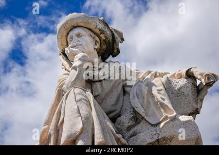 Statue du prince portugais Henri le navigateur connu sous le nom d'Infante de Sagresin le village historique de Vila Franca do Campo sur l'île de Sao Miguel, Açores, Portugal. La statue commémore 500 ans depuis que les Portugais ont découvert les îles des Açores. Banque D'Images