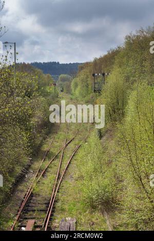 29/04/2023 Tondu vue le long de la ligne de prolongement Ogmore Vale envahie (mais toujours opérationnelle) vers le sud Banque D'Images