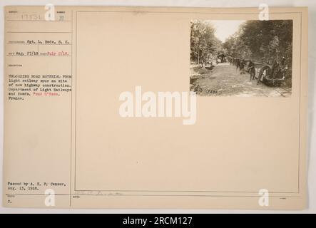 Soldats déchargeant des matériaux routiers d'un embranchement de train léger sur le chantier de construction d'une nouvelle autoroute à Pond d'Esse, France. Cette photo, prise le 2 juillet 1918, documente les efforts du ministère des chemins de fer légers et des routes pendant la première Guerre mondiale L'image a été approuvée par le censeur A. E. F. le 13 août 1918. Banque D'Images