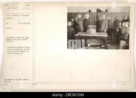 Président Woodrow Wilson ayant les yeux bandés avant de tirer le premier numéro de la loterie de 18-45. Le VP Vincent J. Palumbo a pris cette photo le 30 septembre 1918. L'image montre des officiels éminents participant à la loterie. Publié par M.I.D. Censurer le 7 octobre 1918. T PE.M. Sage di. Banque D'Images