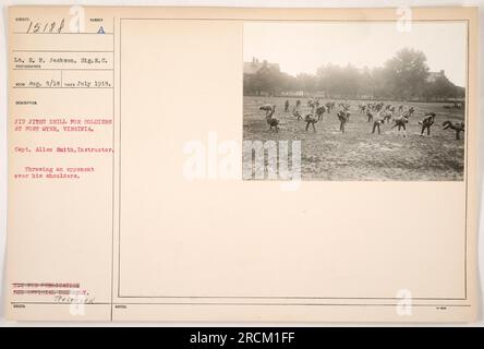 Les soldats à fort Myer, en Virginie, participent à un exercice de Jiu Jitsu dirigé par le capitaine Allen Smith. Sur la photo, le lieutenant E.N. Jackson capture le moment où le capitaine Smith jette un adversaire sur ses épaules. L'image a été prise en juillet 1918 et fait partie d'une collection d'activités militaires américaines pendant la première Guerre mondiale. Banque D'Images