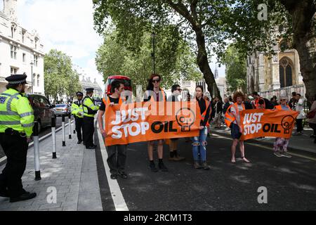 Londres, Royaume-Uni. 15 juillet 2023. Des membres du groupe Just Stop Oil avec des banderoles manifestent à Westminster. Les militants de Just Stop Oil complotent pour paralyser Londres la semaine prochaine avec une série de manifestations de masse. Crédit : SOPA Images Limited/Alamy Live News Banque D'Images