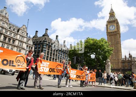 Londres, Royaume-Uni. 15 juillet 2023. Des membres du groupe Just Stop Oil avec des banderoles manifestent à Westminster. Les militants de Just Stop Oil complotent pour paralyser Londres la semaine prochaine avec une série de manifestations de masse. Crédit : SOPA Images Limited/Alamy Live News Banque D'Images