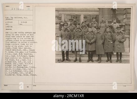 Les coursiers des États-Unis Le service postal de l'armée, prêt à livrer le courrier qui ne peut pas être envoyé par les canaux réguliers, pose pour une photo. Sur la photo de gauche à droite dans la première rangée sont 1st LTS. Howard Østerhoft et Joseph P. Seims, major A.d Peaslee, capitaine W.F. Hamilton, et le capitaine E.P. Palmer. Au centre arrière se trouve le lieutenant Philip W. Von Slaza, avec le capitaine D.M. Kirkpatrick, Lt A.E. Newton, et le capitaine F.H. Partridge. Dans la rangée arrière se trouvent 1st Lt. J.C. Rosengarten, 2nd Lt. S.L. Egly, 1e lieutenant J. Whitehead, 2e lieutenant W.A. Worth, et 1st Lt. F.L.Sperry. Localisation : Paris, Seine, France. Date : 15 avril 1919. Banque D'Images