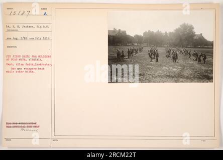 Soldats à fort Myer, Virginie, participant à un exercice de jiu jitsu. Le lieutenant E. N. Jackson, du signal Reserve corps, photographia l'événement le 1918 juillet. L'exercice a été mené par le capitaine Allen Smith, et sur la photo, un soldat est vu en train de reculer tandis qu'un autre donne un coup de pied. Banque D'Images