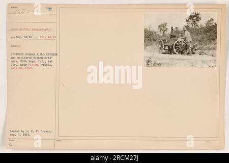 Des soldats américains du 26e régiment d'infanterie de la 1e division capturent une cuisine de campagne allemande et un prisonnier allemand intact près de Pleisy, en France, le 16 juillet 1918. La photographie a été prise par le soldat Longacre. Cette information a été vérifiée et approuvée par le censeur de l'A.E.F. le 6 août 1918. Banque D'Images