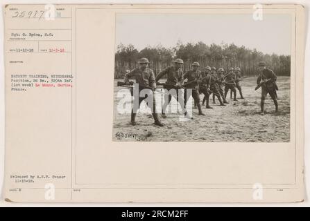 Le sergent G. Ryden, un soldat du 2e Bataillon, 329e d'infanterie, est vu sur cette photographie en train de suivre un entraînement à la baïonnette au cours de la première semaine d'octobre 1918 à la Manns, Sarthe, France. La photographie a été prise par un photographe portant le numéro d'identification 25987 et a par la suite été publiée par le censeur de l'A.E.F. le 15 novembre 1918. L'image fait partie de la collection étiquetée M NOTES 25187. Banque D'Images