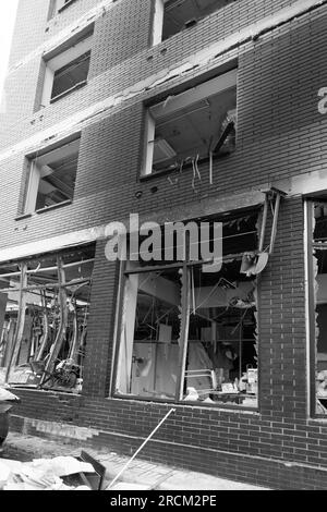 Fenêtres brisées du bâtiment civil de l'explosion de la bombe. Des éclats de verre dépassent dangereusement dans le cadre de la fenêtre. Guerre entre l'Ukraine et la Russie. Cassé c Banque D'Images