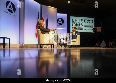 Madrid, Espagne. 15 juillet 2023. Le président de la République du Chili, Gabriel Boric (à droite), s’entretient avec l’auteur-compositeur espagnol Joan Manuel Serrat (à gauche) lors de l’événement. Profitant de la visite à Madrid du Président de la République du Chili. Gabriel Boric, Casa de América et l'ambassade du Chili à Madrid ont organisé un acte commémorant le prochain 50e anniversaire du coup d'État dans ce pays sud-américain intitulé : « mémoire et avenir 50 ans après le coup d'État ». Coup d'État dirigé par le général Augusto Pinochet contre le président Salvador Allende. Banque D'Images