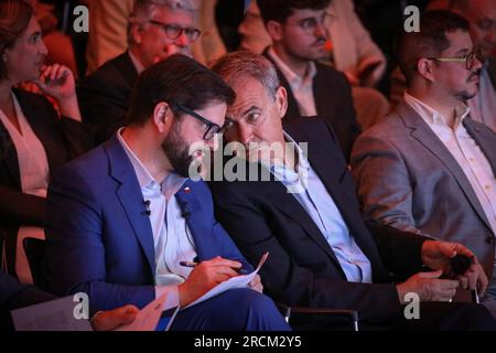 Madrid, Espagne. 15 juillet 2023. Le Président de la République du Chili, Gabriel Boric (à gauche), s’entretient avec l’ancien Président du gouvernement espagnol, José Luis Rodriguez Zapatero (à droite) lors de la cérémonie à Casa de América. Profitant de la visite à Madrid du Président de la République du Chili. Gabriel Boric, Casa de América et l'ambassade du Chili à Madrid ont organisé un acte commémorant le prochain 50e anniversaire du coup d'État dans ce pays sud-américain intitulé : « mémoire et avenir 50 ans après le coup d'État ». Banque D'Images