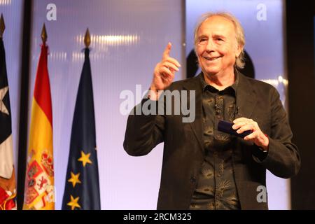 Madrid, Espagne. 15 juillet 2023. Madrid, Espagne. 15 juillet 2023. L’auteur-compositeur catalan Joan Manuel Serrat accueille le public lors de l’événement. Profitant de la visite à Madrid du Président de la République du Chili. Gabriel Boric, Casa de América et l'ambassade du Chili à Madrid ont organisé un acte commémorant le prochain 50e anniversaire du coup d'État dans ce pays sud-américain intitulé : « mémoire et avenir 50 ans après le coup d'État ». Coup d'État dirigé par le général Augusto Pinochet contre le président Salvador Allende. Banque D'Images