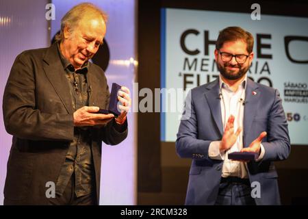 Madrid, Espagne. 15 juillet 2023. Le président de la République du Chili, Gabriel Boric, remet une médaille d’honneur pour les contributions à la démocratie à l’auteur-compositeur espagnol Joan Manuel Serrat lors de l’événement. Profitant de la visite à Madrid du Président de la République du Chili. Gabriel Boric, Casa de América et l'ambassade du Chili à Madrid ont organisé un acte commémorant le prochain 50e anniversaire du coup d'État dans ce pays sud-américain intitulé : « mémoire et avenir 50 ans après le coup d'État ». Banque D'Images