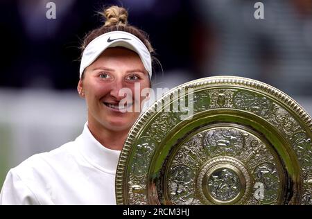 Marketa Vondrousova célèbre avec le plat venus Rosewater après la victoire contre ONS Jabeur lors de la finale en simple féminine le 13e jour des Championnats de Wimbledon 2023 au All England Lawn tennis and Croquet Club à Wimbledon. Date de la photo : Samedi 15 juillet 2023. Banque D'Images