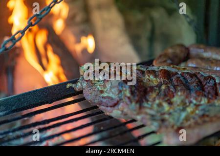 macro de rôtissage de viande sur le gril sur un feu ouvert Banque D'Images