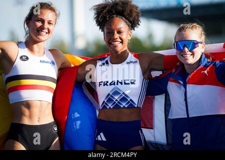 Espoo, Finlande. 15 juillet 2023. Médaillé d'argent le Belge Elien Vekemans, la médaillée d'or Marie-Julie Binnon et une athlète non identifiée célèbrent sur le podium après la compétition féminine du saut à la perche, lors de la troisième journée des Championnats d'Europe d'athlétisme U23, mardi 11 juillet 2023 à Espoo, Finlande. Les championnats d'Europe se déroulent du 13 au 17 juillet. BELGA PHOTO COEN SCHILDERMAN crédit : Belga News Agency/Alamy Live News Banque D'Images