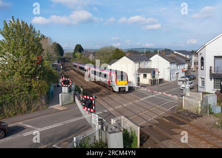 Transport pour le pays de Galles Alstom classe 175 train 175110 franchissant le passage à niveau de la barrière à Pencoed. Pays de Galles Banque D'Images