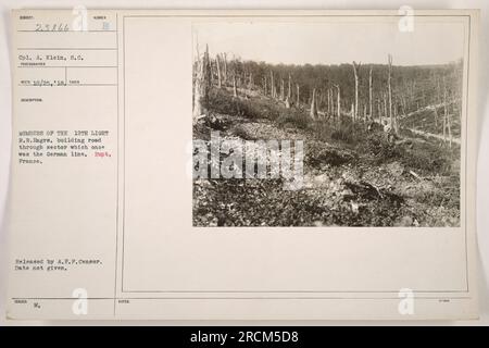 Les membres du 12e Light Railroad Engineers construisent une route à travers un ancien secteur allemand à Rupt, en France. La photographie représente le caporal A. Klein, S.C. Prise pendant la première Guerre mondiale. Photo reçue le 25 octobre 1918. Publié par A.E.F. Censurer, mais la date exacte n'est pas fournie. Banque D'Images