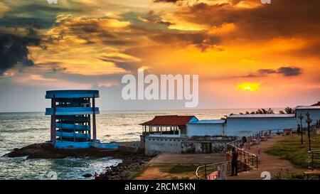 Kanyakumari, Tamil Nadu, Inde - 31 janvier 2021. Tour avec vue sur le lever et le coucher du soleil, côté mer, sur la plage de Kanyakumari. Banque D'Images