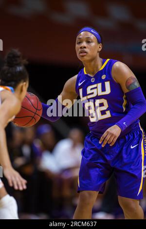 15 juillet 2023 : DANIELLE BALLARD, une ancienne joueuse de basket-ball « remarquable » de l'Université d'État de Louisiane, meurt après avoir été heurtée par une voiture dans sa ville natale. Elle avait 29 ans. Ballard était à pied quand elle a été heurtée par une voiture voyageant vers le sud à l'intersection de Coleman Road et Raleigh Lagrange Road à Memphis, Tennessee. PHOTO PRISE LE : 22 janvier 2015 : Danielle Ballard #32 des Tigers de LSU amène le ballon sur le terrain pendant le match de basket-ball de la NCAA entre les Lady Volunteers de l'Université du Tennessee et les Lady Tigers de l'Université d'État de Louisiane à Thompson Boling Arena. (Image de crédit : © Tim G Banque D'Images
