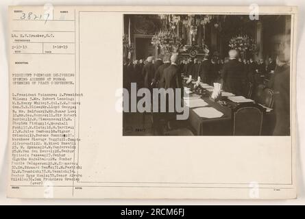 Le président Poincaré prononce le discours d'ouverture à l'ouverture officielle de la conférence de paix. Parmi les autres personnalités présentes figurent le Président Wilson, M. Robert Lensing, M. R. Henry White, le colonel E. M. Houses Gen. T.H. Bliss, M. Lloyd George, M. Balfour, M. Bonar Laws, M. Geo. Barnes, sir Robert Borden, M. Clemenceau, M. Stephen Pichon, maréchal Foch, M. Klotz, M. Bardieu, M. Jules Cambon, Signor Orlando, Barone Sonning, Marchese Slavage Reggi, compte Aldrovandi, M. ricei Busatis, M. Hymana, M. Vandervelds, M. Van den Reuvel, Senhor Epitaeio Pesses, Senhor Clgutho Magalhais, Senhor Pandia ca Banque D'Images