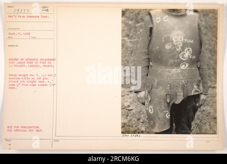 'Une photographie capturant le résultat d'un test de blindage corporel du département des munitions effectué au fort de la Peigney, Langres, France pendant la première Guerre mondiale. L'armure de corps n ° 5 a été testée avec un fusil de service à différentes distances - à 200 yards, les coups directs ont causé une légère bosselure, tandis que les tirs dirigés vers le bord ont entraîné une bosselure de 1/8'. Cette photo n'est pas destinée à la publication et est réservée à un usage officiel.' Banque D'Images