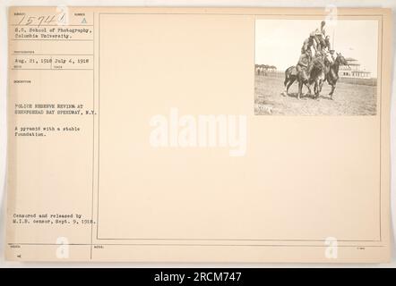 Soldats participant à un examen de réserve de la police au Sheepshead Bay Speedway à New York. La photo représente une formation pyramidale de soldats, montrant leur entraînement discipliné et organisé. Cette photo a été prise le 4 juillet 1918 et a été censurée et publiée par le censeur du M.I.B. le 9 septembre 1916. Banque D'Images